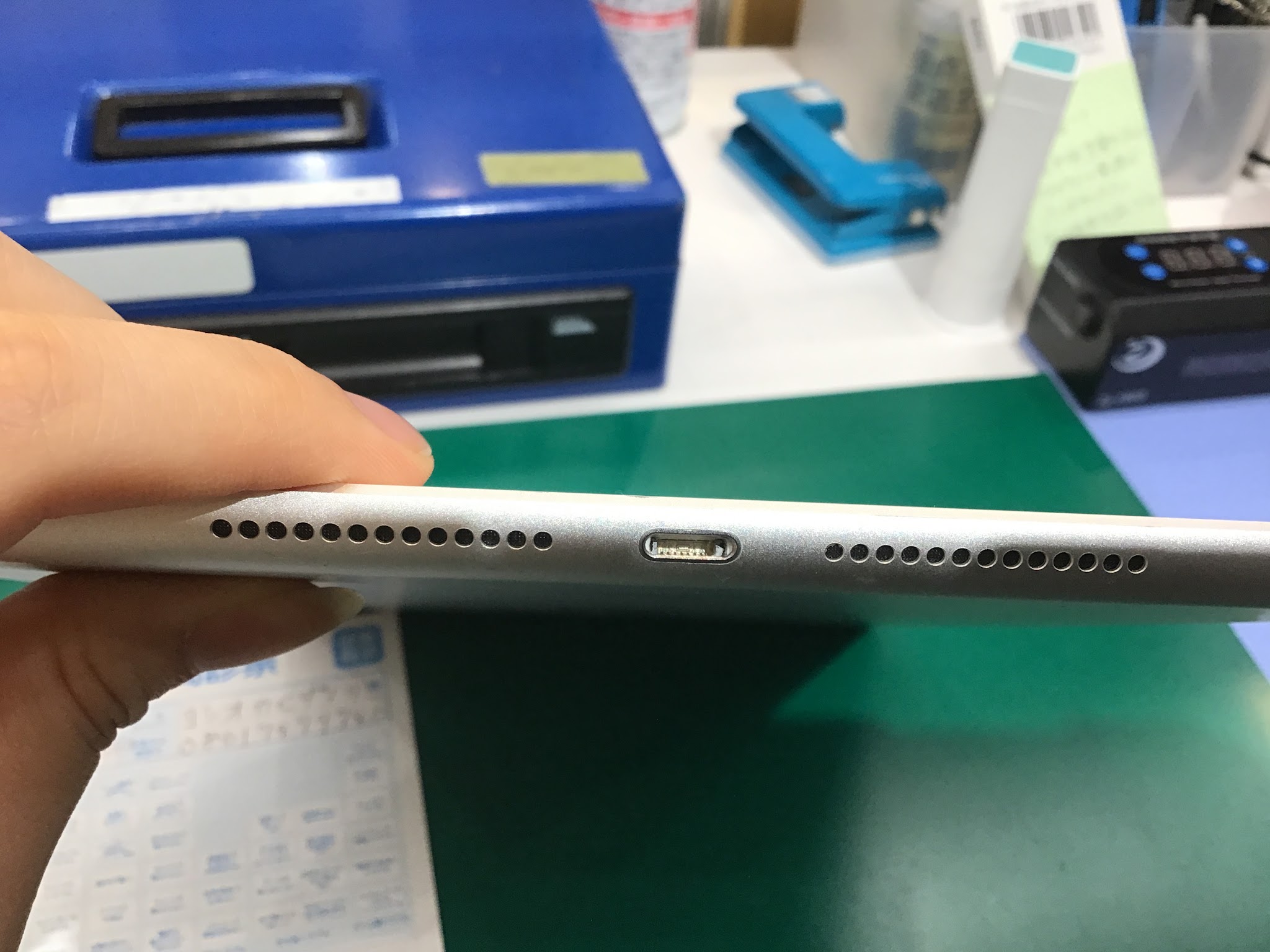 【充電できない!?】それ、故障ではなく充電口の「ホコリ」が原因かも！